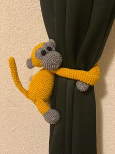 Set handgemaakte gordijnknuffels in de vorm van aapjes met lange armen