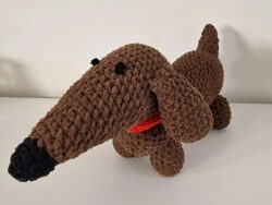Handgemaakte bruine teckel knuffel