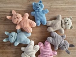 Handgemaakte ribbel beestjes knuffel met rammelaar in diverse kleuren