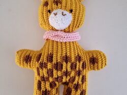 Handgemaakte ribbel giraf knuffel met rammelaar