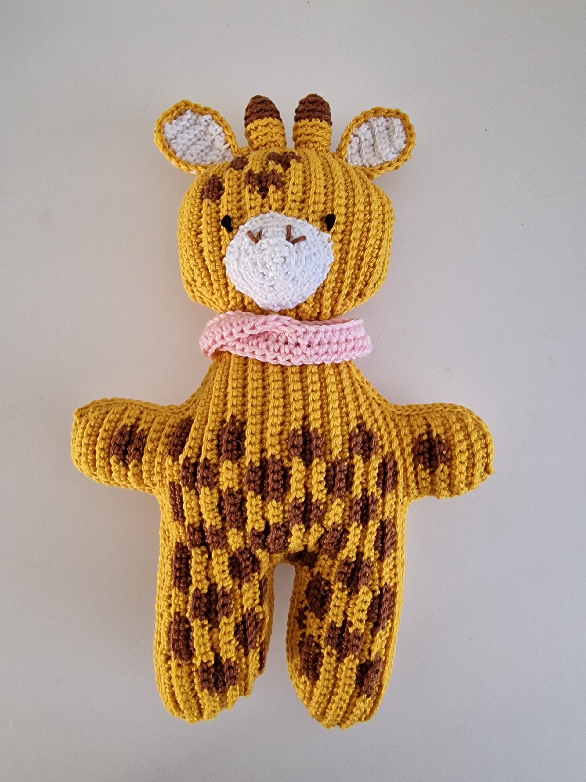 Handgemaakte ribbel giraf knuffel met rammelaar